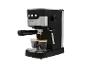 Zwart-zilveren espressomachine die koffie in twee kleine glazen schenkt.