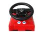 Rode plastic auto voor kinderen met Mercedes-Benz stuurwiel en knoppen.