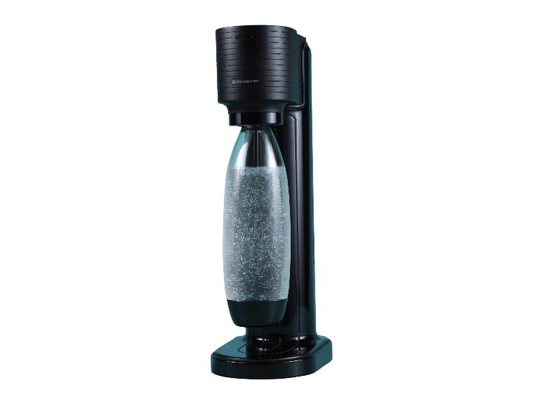 Zwarte sodamaker met een fles vol bruisend water.