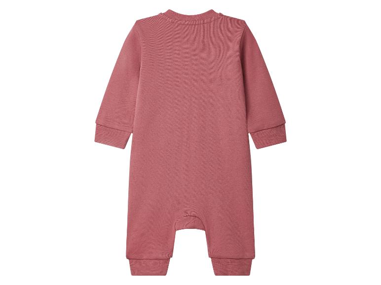 Effen donkerroze babyromper met lange mouwen en geribde boorden.