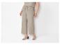 Beige wijde broek en hakken: een casual, chique look.