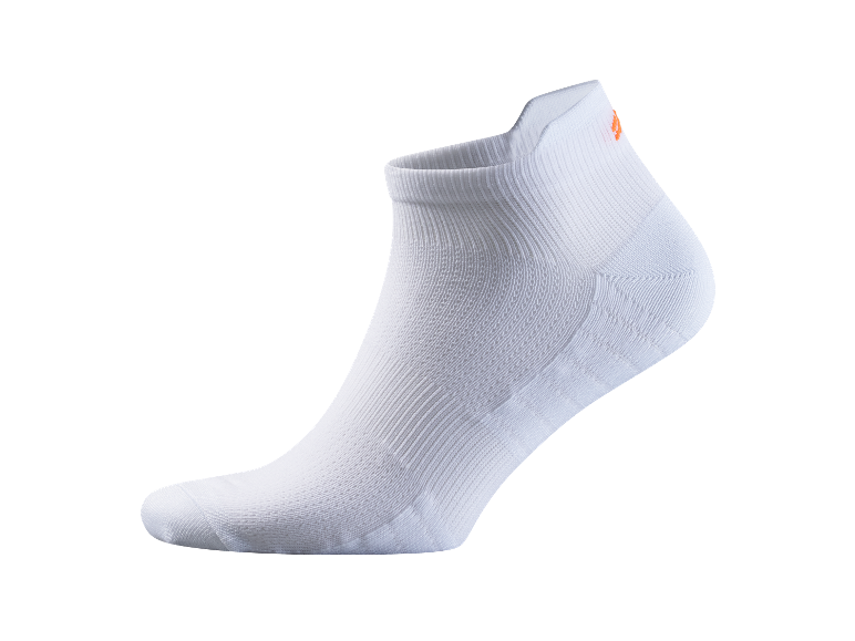 Witte sportsokken, onzichtbare stijl.