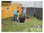 Een koppel installeert de 4RAIN COMPACT ondergrondse regenwatertank in de tuin.