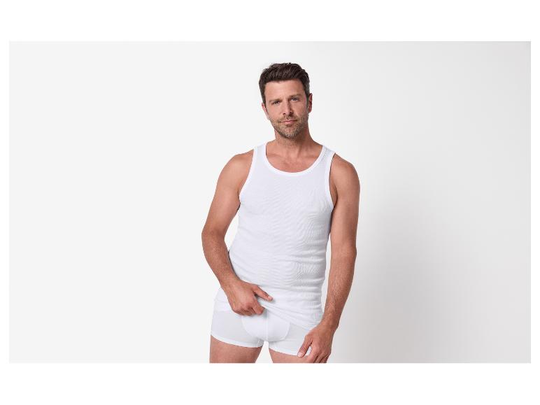 Man in wit hemd en boxershort