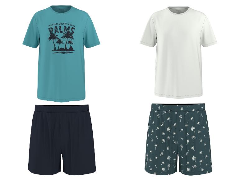 T-shirts en pyjamashorts: een blauw T-shirt met palmen en een wit, en effen en palm-gepatroneerde shorts.
