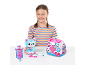 Een meisje speelt met een blauwe pluche puppy en de accessoires van de medische speelset