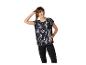 Vrouw in tie-dye T-shirt en zwarte legging, met metalen waterfles.