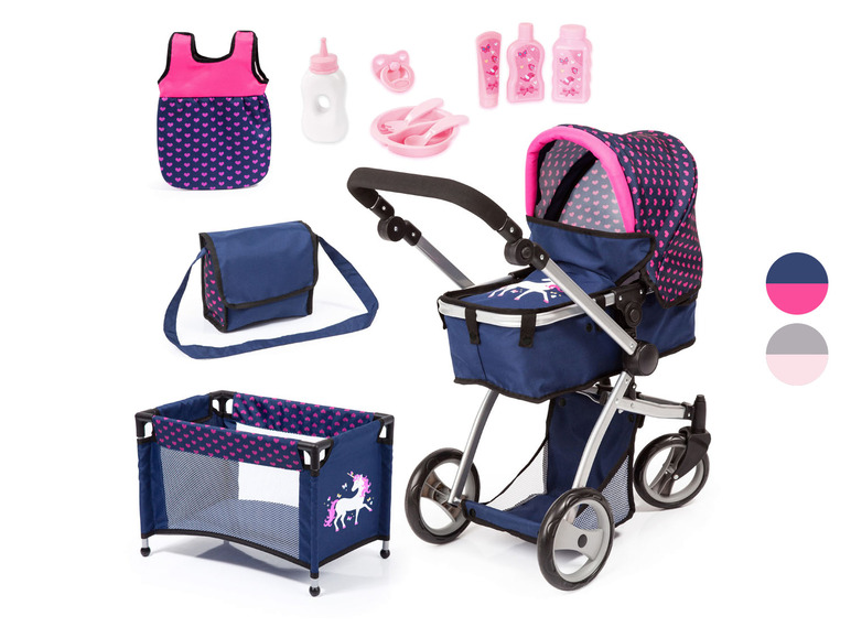 Een blauwe kinderwagen met roze hartjes, een wiegje, een tas en accessoires voor poppen.