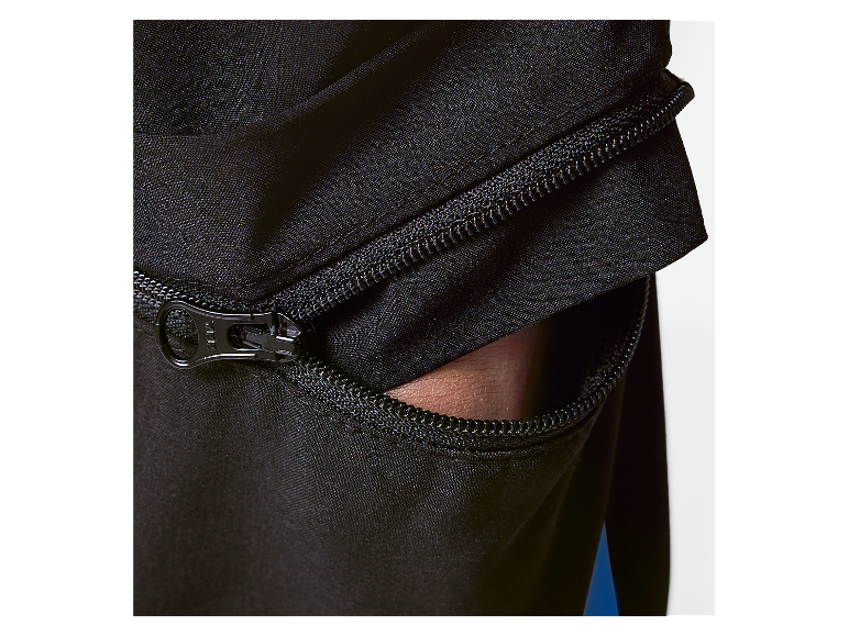 Ritssluiting op een zwart sportkledingstuk.