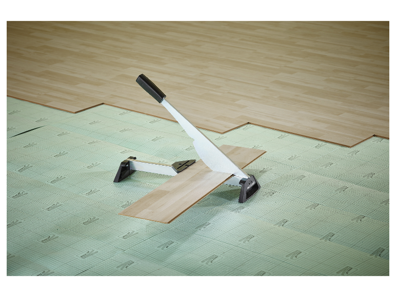 Wolfcraft laminaat snijder op makkelijk snijbare onderlaag.