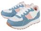Twee paar pastelblauw en lichtroze sneakers.