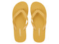 Gele slippers van het merk Livergy.