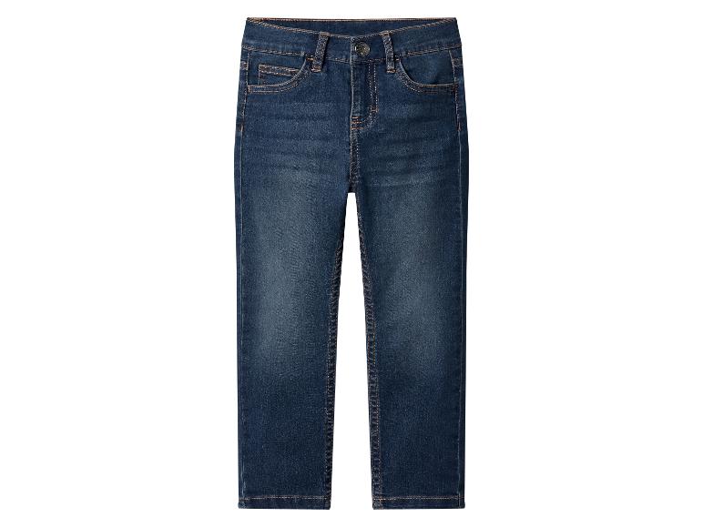 Blauwe kinderjeans met bruine stiksels en voorzakken.