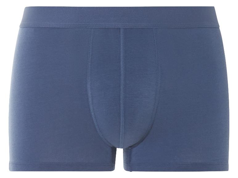 Een paar blauwe boxershorts.