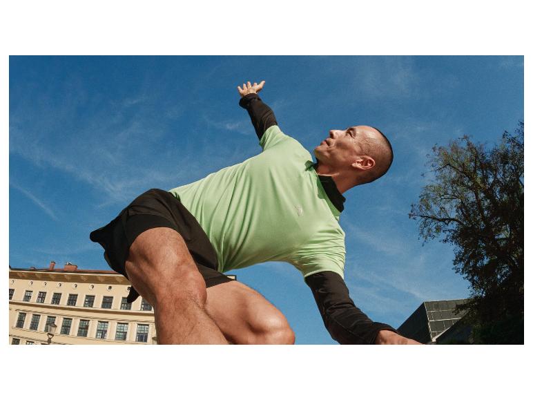 Man sport buiten in het Crivit heren functioneel shirt met lange mouwen.