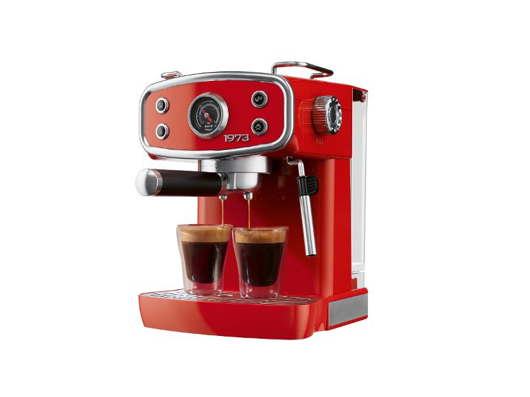Rood espressomachine dat espresso zet in twee glazen.