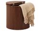 Donkerhouten wasmand met open deksel en een beige wollen plaid