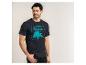 Man in een zwart T-shirt met een turquoise palmboom en de tekst 'PALMS & OCEAN BREEZE'.