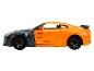 Een oranje Nissan GT-R met zwarte accenten.