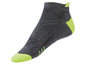 Een grijze sport sok met groene accenten.