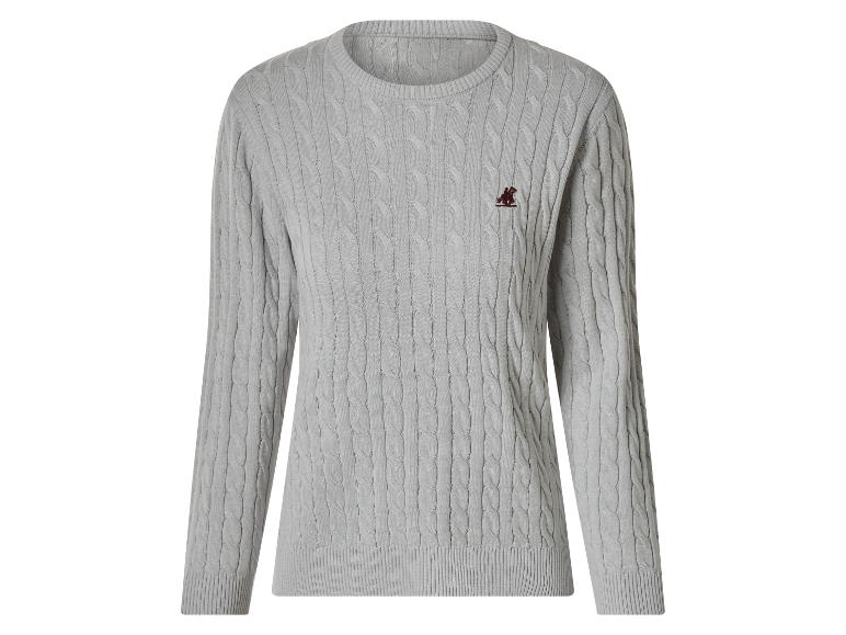Grijze kabelgebreide trui met geborduurd logo op de borst.