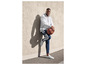 Man in Adidas kleding met een basketbal.