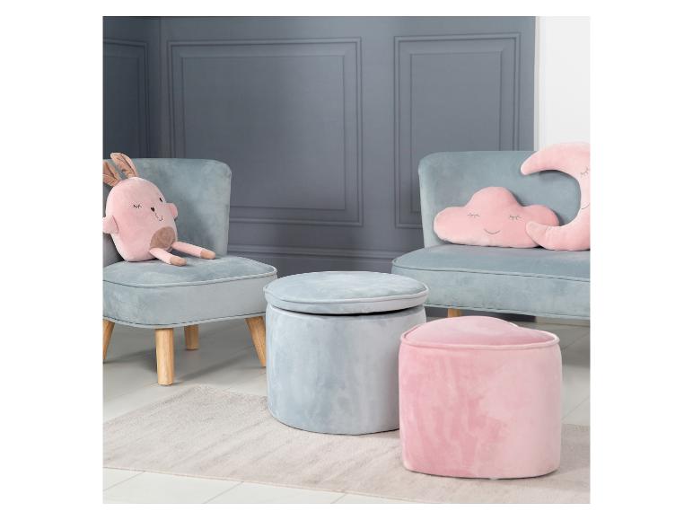 Twee fluwelen stoelen met knuffels en twee fluwelen poefen op een vloerkleed.