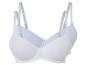 Twee witte bh's met gladde cups en brede bandjes.