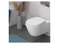 Een witte, wandhangende toiletpot met softclose bril