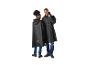 Twee modellen in zwarte regenponcho's en jeans, de een kijkt achterom, de ander lacht.