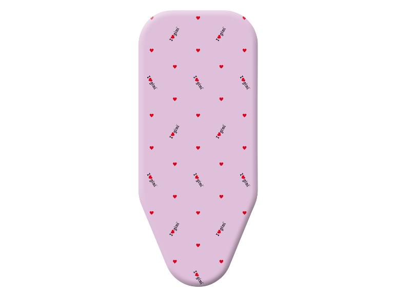 Een roze strijkplankhoes met rode hartjes en de tekst 'I❤gimi'.