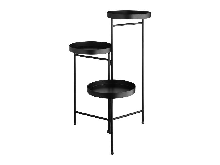 Een zwarte plantenstandaard met drie ronde planken.