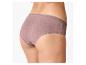 Achteraanzicht van een vrouw in mauve katoenen slip.