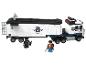 LEGO speelset met politietruck, aanhanger en twee minifiguren.