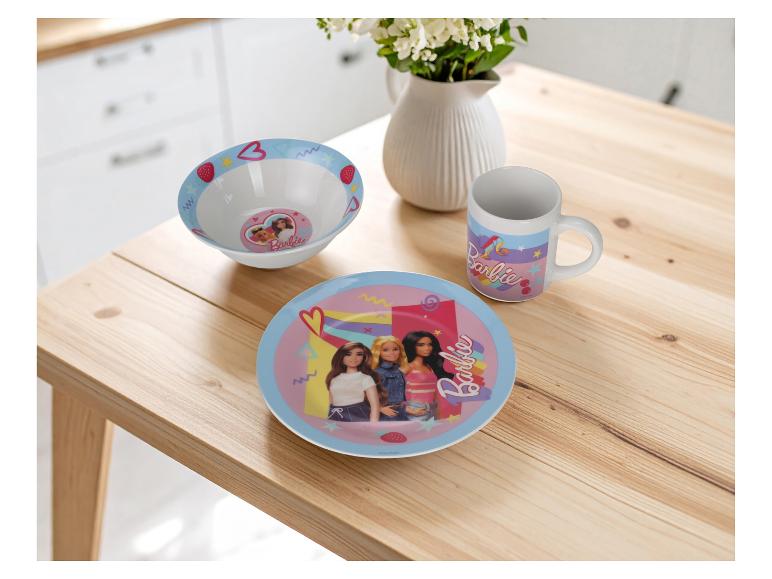 Barbie servies set met bord, kom en mok op een houten tafel.