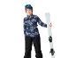 Lachende jonge skiër in ski-uitrusting, muts, skibril en ski's.