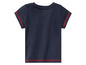 Een donkerblauw T-shirt met rode stiksels.
