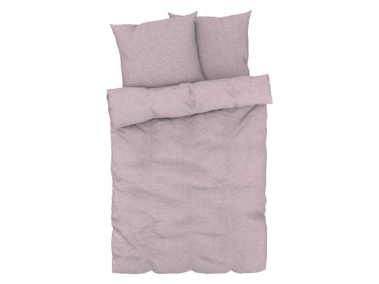 Lichtroze beddengoed met kussenslopen.