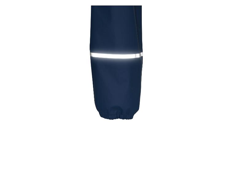 Mouw van marineblauwe regenkleding met reflecterende streep