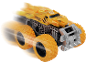 Gele speelgoed monstertruck in beweging op een zwarte achtergrond.