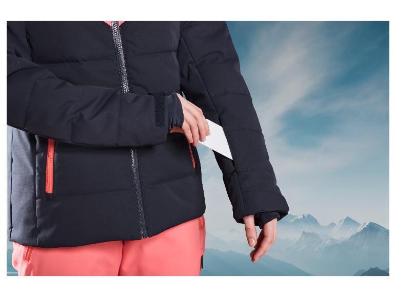 Een zwarte ski-jas met een roze broek