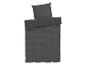 Donkergrijs beddengoed met ruitjespatroon.