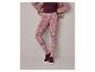 Vrouw met roze leggings met luipaardprint en donkerrode sneakers.