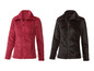 Twee fleece jacks, een roze en een zwarte.