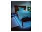 Een bed met blauwe beddengoed en led-verlichting rondom.
