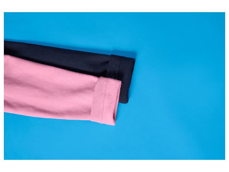 Twee truimouwen, één roze en één zwart, op een blauwe achtergrond.