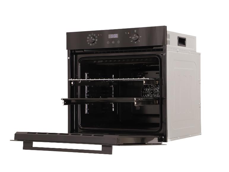 Zwarte elektrische oven met open deur, rooster en bedieningspaneel met 0:00 display.