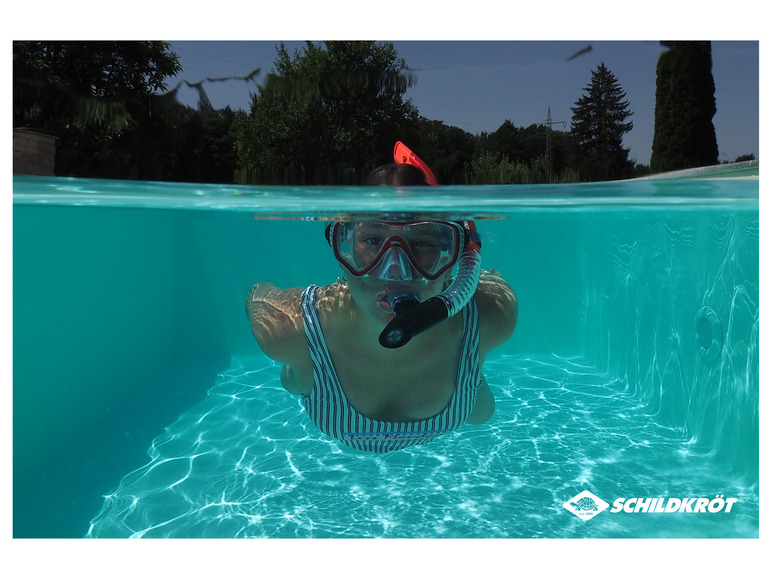 Een vrouw zwemt onder water met een schildpad-duikbril en snorkel van Schildkröt.