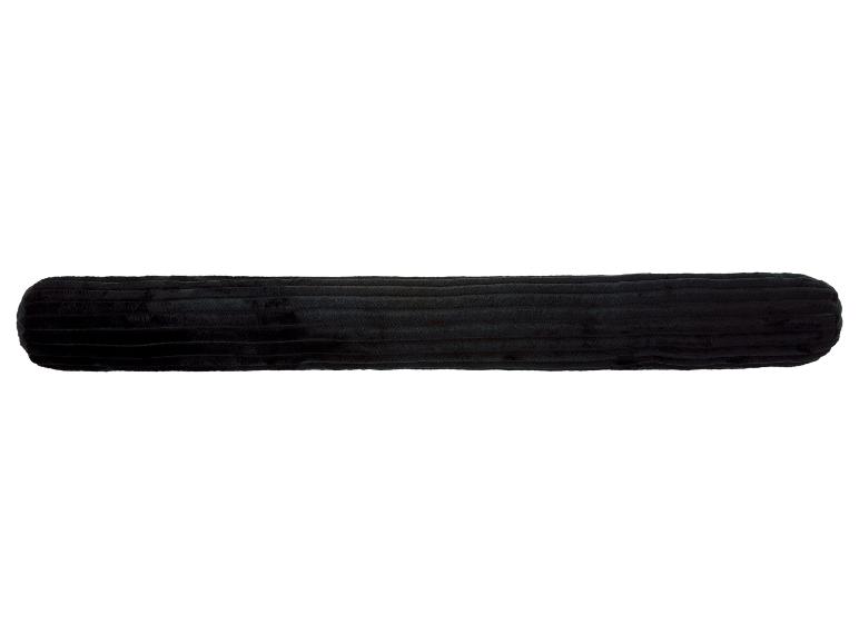 Lange zwarte fluwelen kussen.