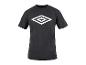 Een zwart T-shirt met een wit logo van Umbro.